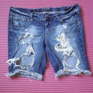 Distressed Decree jean shorta